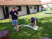 Společné odpoledne rodičů a dětí - natírání popelnic